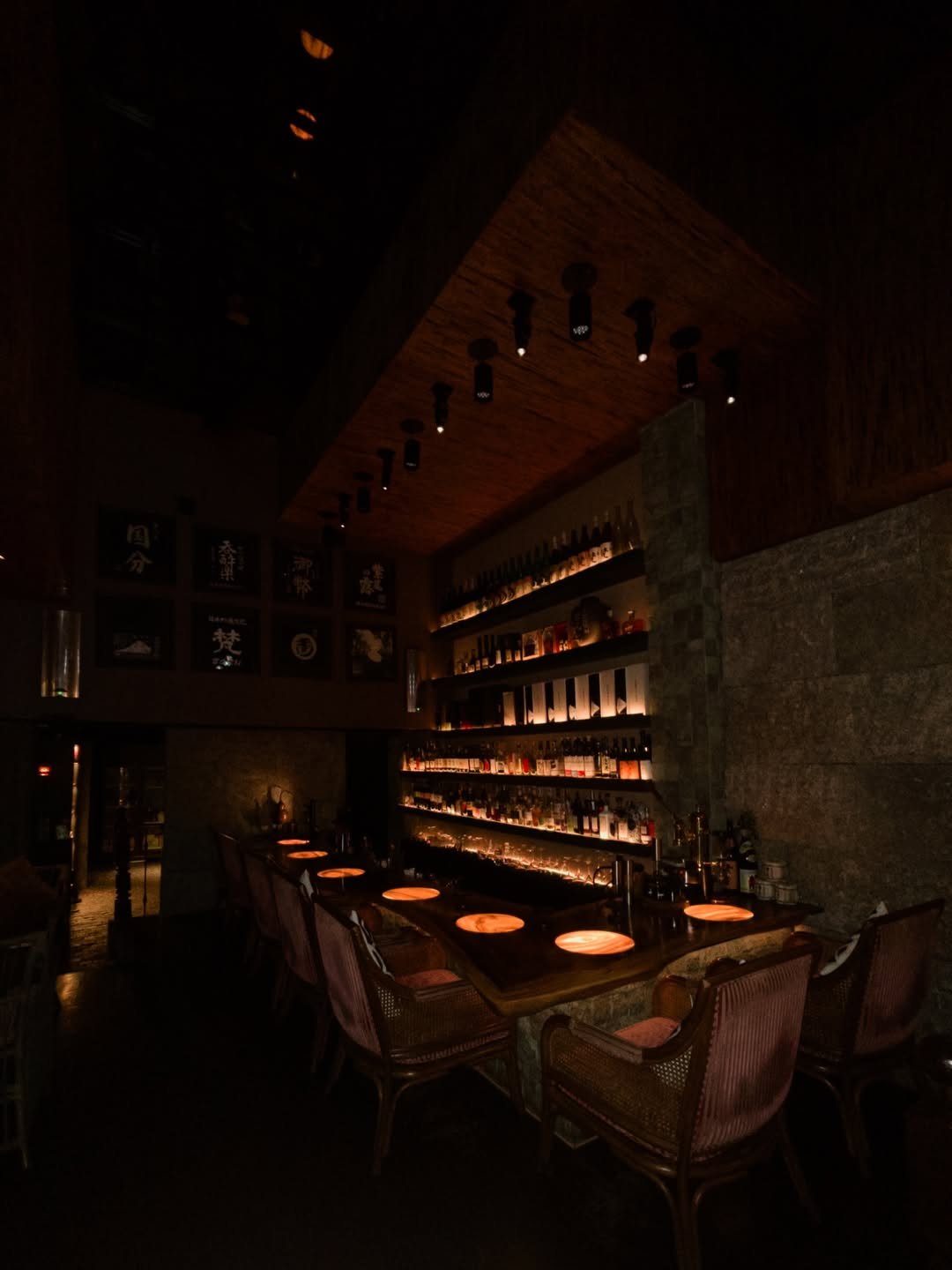 The salon room at Sukhumvit 39, lit by the counter lamps